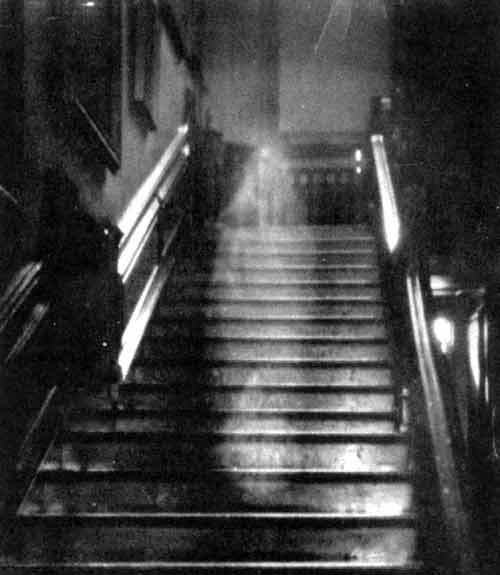 ¿Fotos de fantasmas? Imágenes sin explicación que desafían a los incrédulos