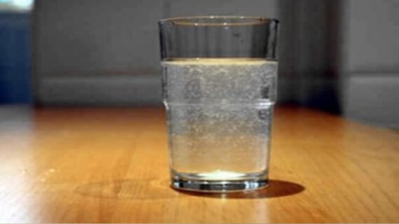 Aprende a detectar y eliminar la energía negativa de tu casa usando un vaso de agua con sal Aprende a detectar y eliminar la energía negativa de tu casa usando un vaso de agua con sal
