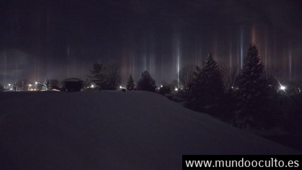 Testigo captura fotografías de unos misteriosos «pilares de luz» en el cielo de Ontario, Canadá