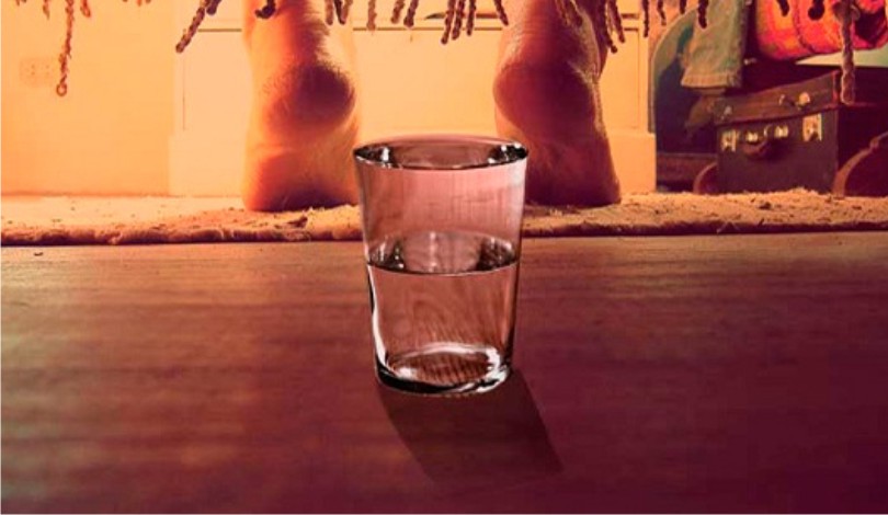 Pon un vaso de agua bajo tu cama cada noche y quedarás sorprendido! Pon un vaso de agua bajo tu cama cada noche y quedarás sorprendido!