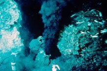 Vida en la Tierra se originó en respiraderos de aguas profundas y podría estar ocurriendo en mundos extraterrestres, sugieren investigadores.