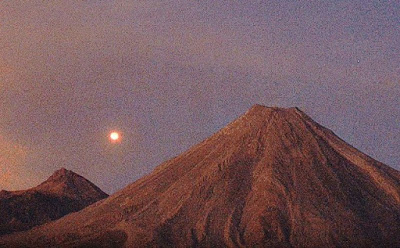 ​ENORME ESFERA ROJIZA registrada en el volcán colima