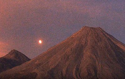 ​ENORME ESFERA ROJIZA registrada en el volcán colima