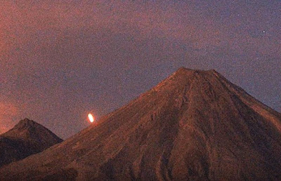 ​ENORME ESFERA ROJIZA registrada en el volcán colima
