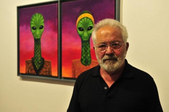 Artista español pinta las representaciones de su encuentro con los extraterrestres