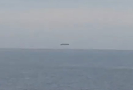 Inglaterra, un gran ovni cilíndrico se levanta sobre el mar de Gales