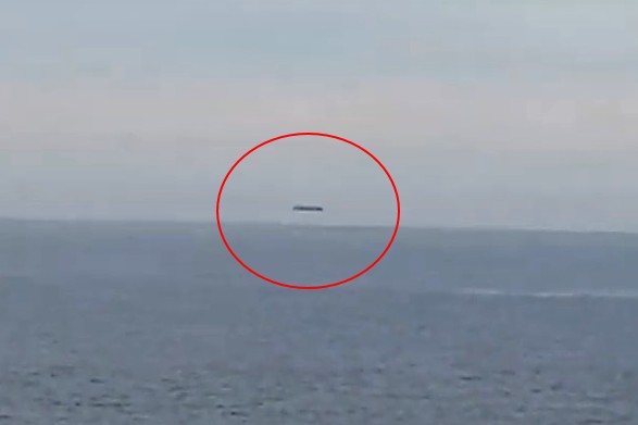 Inglaterra, un gran ovni cilíndrico se levanta sobre el mar de Gales