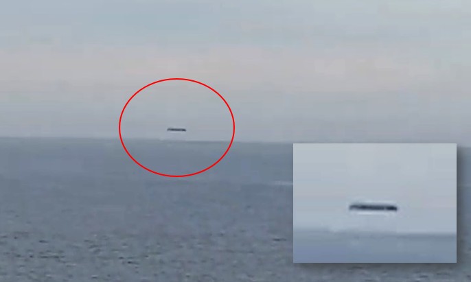 Inglaterra, un gran ovni cilíndrico se levanta sobre el mar de Gales