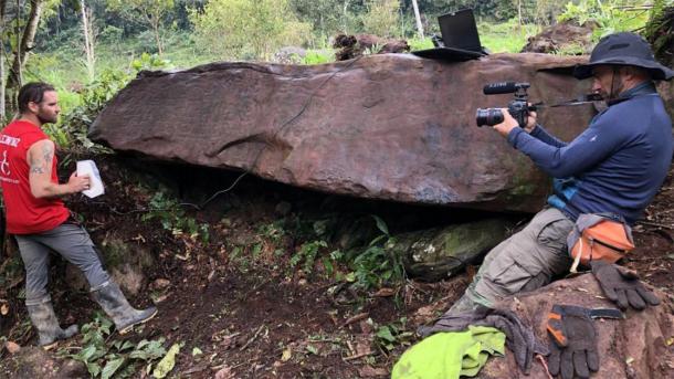 Los arqueólogos escanean el monolito peruano para investigar. (Daniel Fernández-Dávila / Exact Metrology)