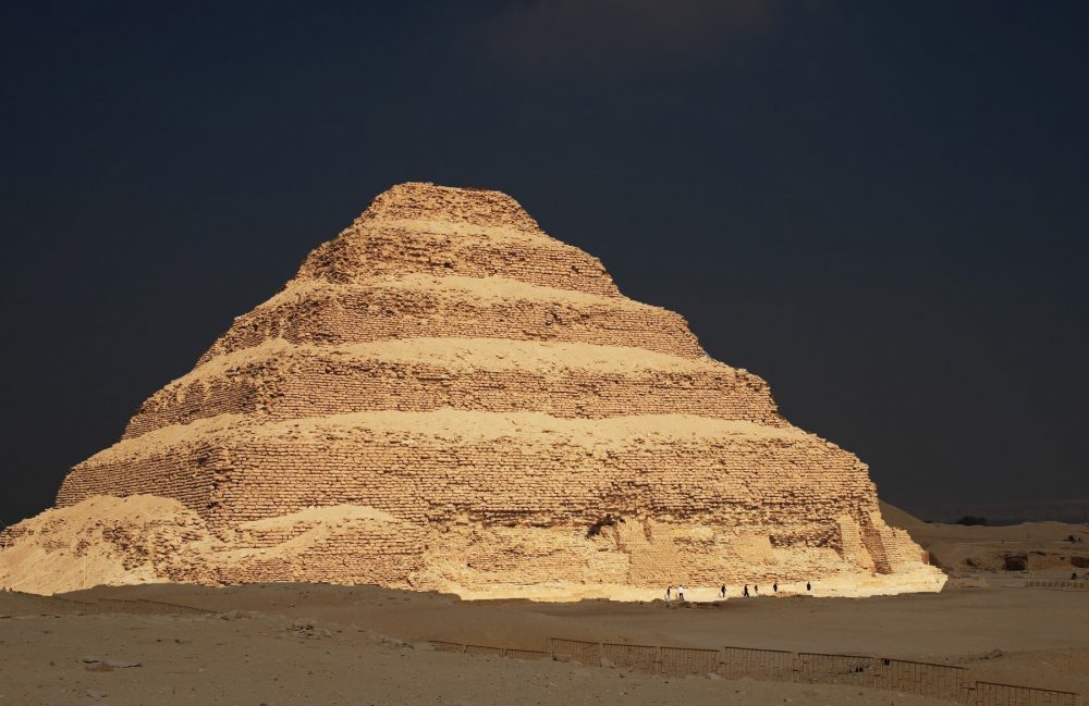 Una fotografía de la pirámide escalonada de Djoser en Saqqara, Egipto. Shutterstock
