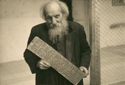Crespi sosteniendo famosa plancha de estilo hindú, grabada con 52 símbolos. Sin dudas, uno de los objetos más icónicos del desaparecido Museo