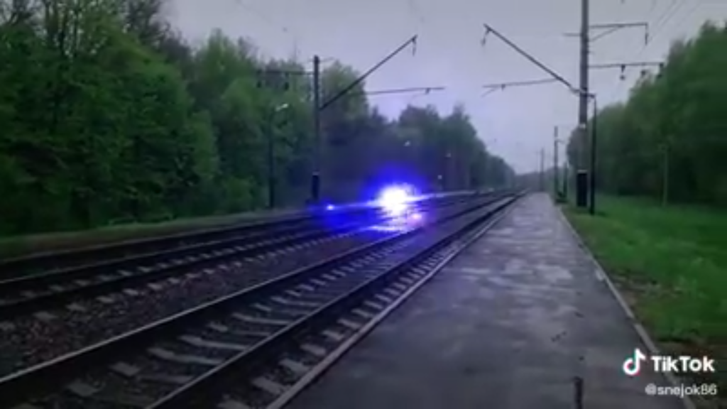 VIDEO INCREIBLE. LA ESFERA AZUL MISTERIOSA ALINEA LAS PISTAS, A TRAVÉS Y LAS EXPLOTA. FALSO O REALIDAD?  