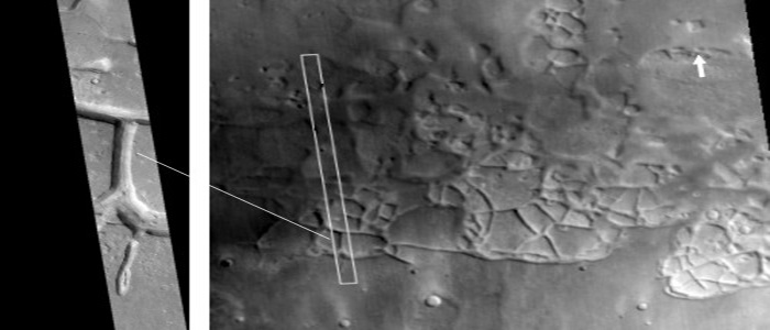 Un extraño sistema de líneas, rectángulos y cuadrados de gran extensión similar a una ciudad antigua. En la imagen también se muestra la zona sur de la cara Utopía (flecha).