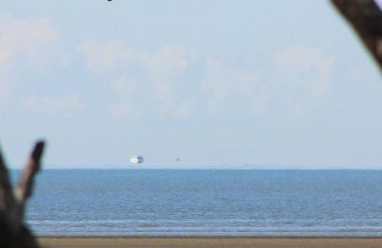 El 26 de agosto de 2012, Fata Morgana fue capturada frente a la costa este de Australia. Parece como si el barco flotara sobre el horizonte.