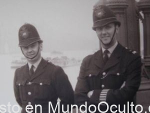 viajero-del-tiempo-el-hombre-hablo-con-un-policia-de-la-decada-de-1950.jpg
