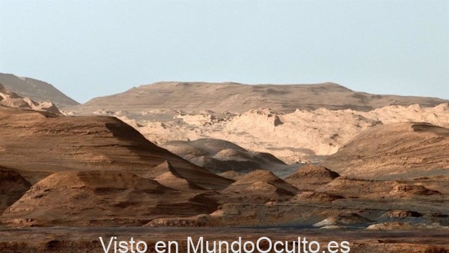Esta imagen compuesta en falso color del Monte Sharp dentro del cráter Gale en Marte muestra a los geólogos un entorno planetario cambiante.