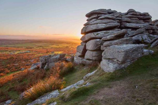 Los mitos y leyendas que rodean el Parque Nacional Dartmoor, el hogar de Crazywell Pool, atraen a visitantes de todas partes. (annacurnow / Adobe Stock)