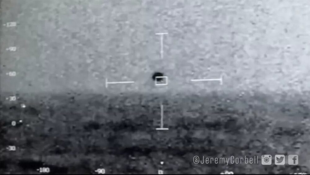 La Marina de los EE. UU. Capturó estas imágenes de un OVNI flotando cerca del USS Omaha en 2019. Crédito: Marina de los EE. UU. / Jeremy Corbell / YouTube