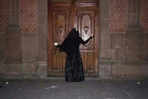 la dama rezando en la puerta de los templos