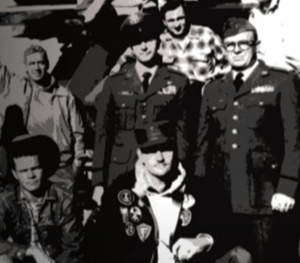 Ex-primer teniente de la USAF Robert Jacobs, en la fila inferior central, junto a su tripulación