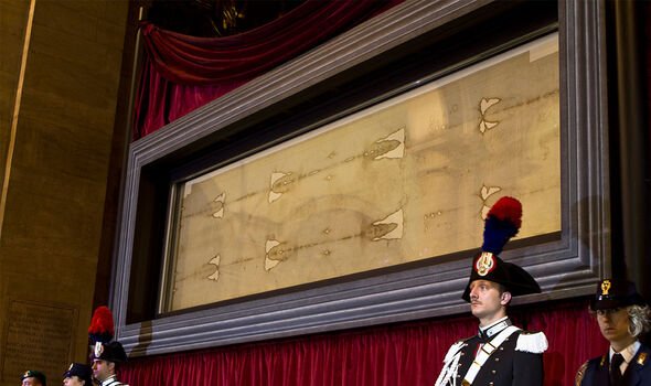 Turín: La Sábana Santa se lleva a cabo en la capilla real de la catedral de San Giovanni Battista en Italia
