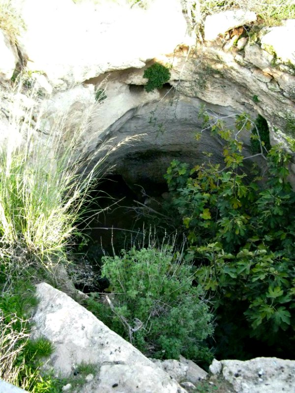 Entrada a la cueva de Horvat Burgin, situada en la reserva Natural Adullam, Israel. (Fotografía: Alexander Koltypin/La Gran Época)