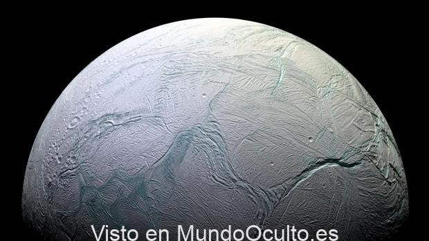 La luna Encelado, de Saturno, cuenta con un océano global bajo su superficie helada en el que puede haber vida. La NASA quiere evitar que una misión pudiera traer organismos alienígenas a la Tierra