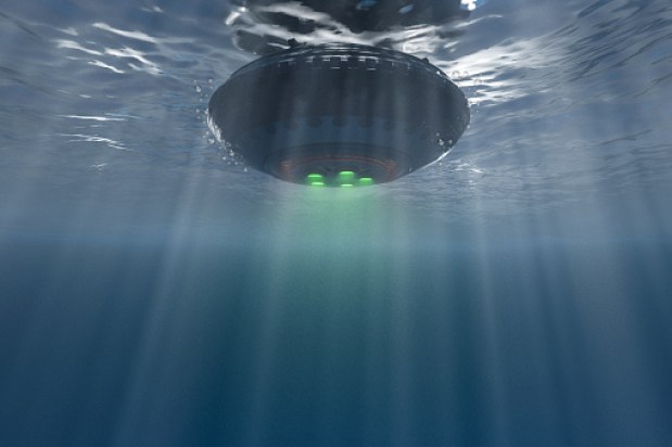 nave espacial extraterrestre flotando bajo el agua (ovnis submarinos)