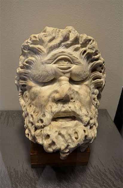 Una cabeza de cíclope del siglo I d. C., una de las esculturas que adornan el Coliseo romano (Steven Lek / CC BY SA 4.0)