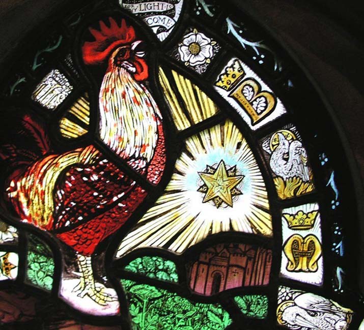Detalle de la Vidriera de la Epifanía en el que se observan la estrella doble, el gallo, el fénix y las letras ‘B’ y ‘M’. Un ‘arca’ (arco) de ladrillo rojizo aparece justo debajo de la estrella. (Fotografía © Graham Phillips)