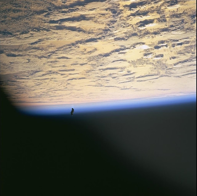 Es mejor que crea que la NASA tiene una foto oficial del OVNI satélite Black Knight en su sitio web con el código designado STS088-724-66.