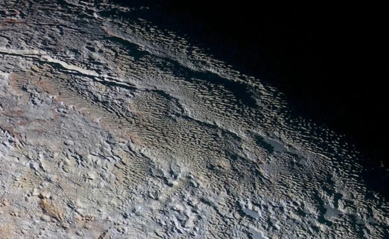 Plutón probablemente tiene un océano subterráneo y es habitable 3