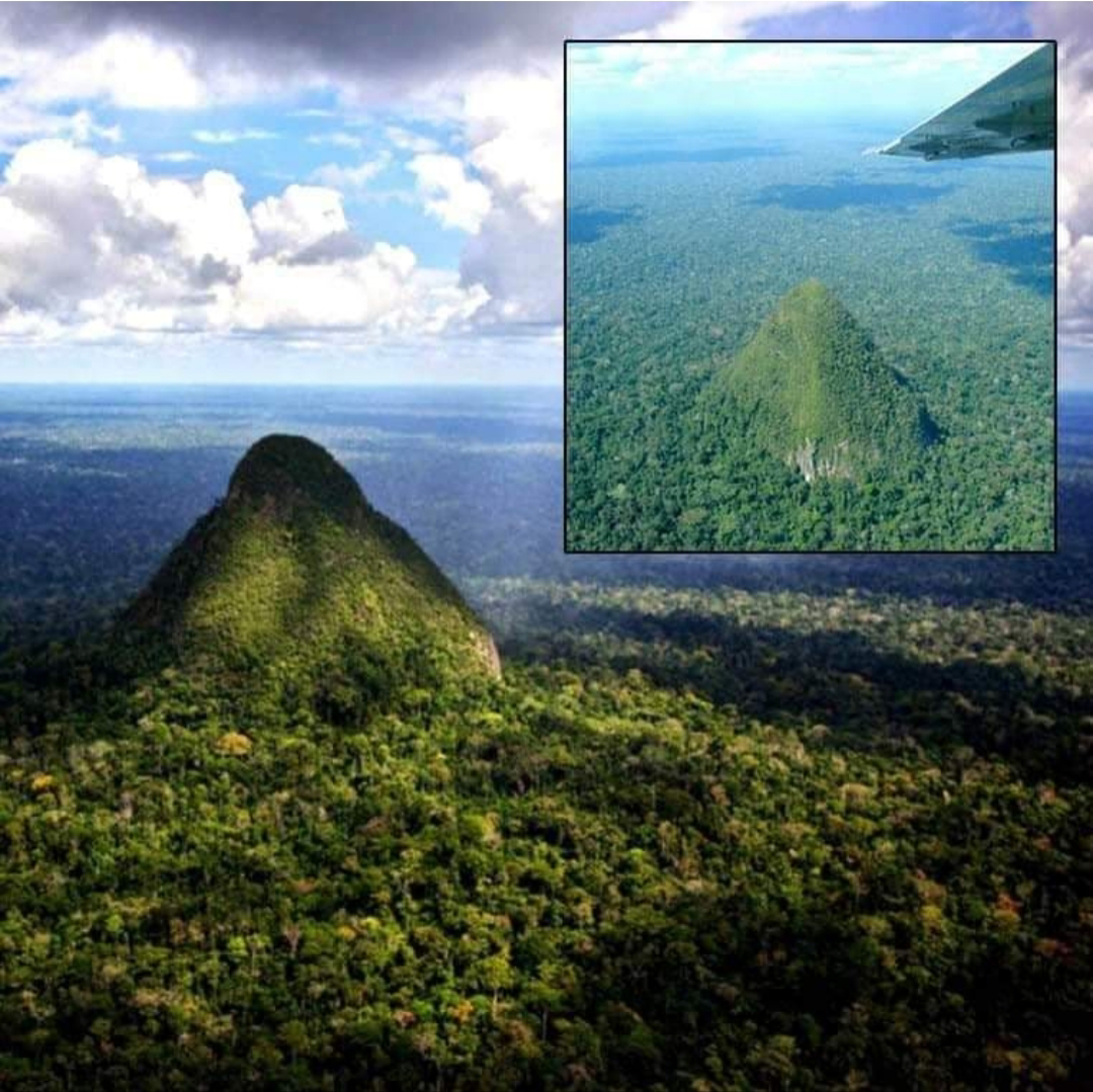 Vista aérea del Parque Nacional Sierra del Divisor, en la Amazonia peruana. Pirámide oculta?