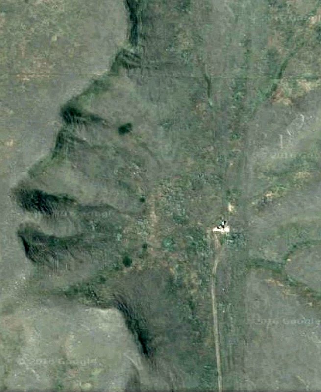 Imagen vía satélite del “Guardián de las Badlands” de Canadá (Fotografía: Google Maps)