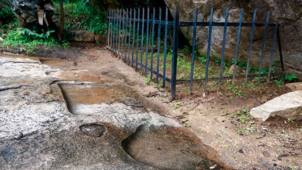 Frente al gráfico, cuatro asientos esculpidos en roca brindan un área de visualización ideal (Crédito: Sahan Perera)