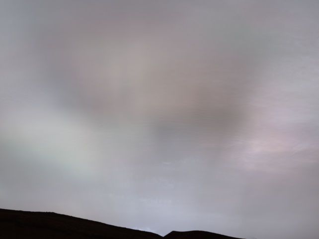 Rayos solares filtrándose a través de raras nubes marcianas capturados en una primicia fotográfica