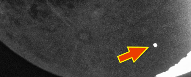 Un destello brillante revela el momento en que un meteorito golpea con fuerza la Luna