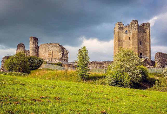 Fotos e historias del soldado sajón rondando el castillo de Conisbrough en Inglaterra