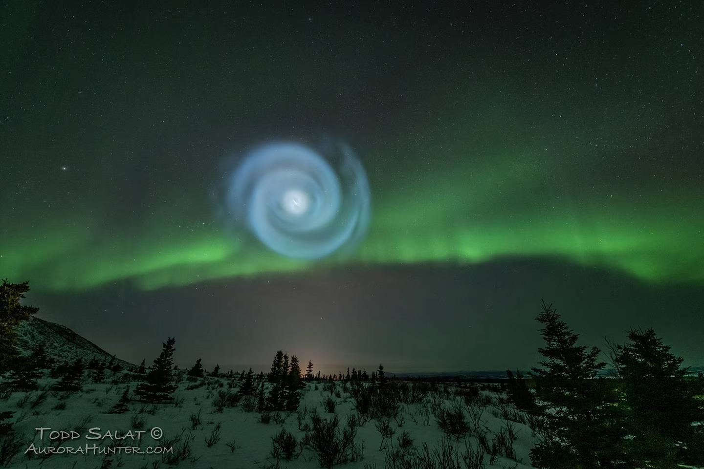 La misteriosa espiral que brilla intensamente en el cielo sobre Alaska genera preguntas y una explicación simple