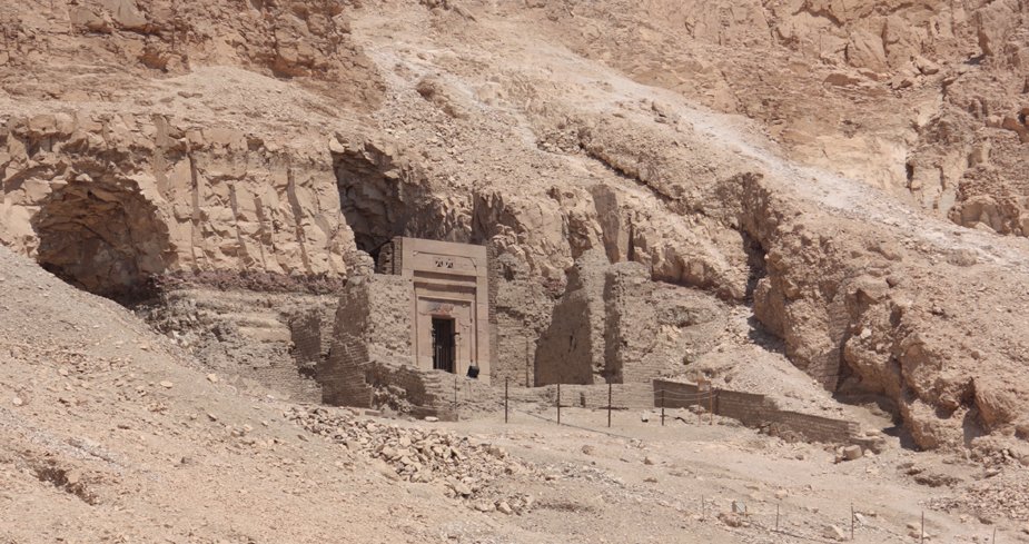 TT 353 de Sen-en-Mut (tumba de Senenmut) - hipogeo construido por orden de Sen-en-Mut, de 97,36 m de largo y 41,93 m de profundidad. Imagen vía Wikipedia
