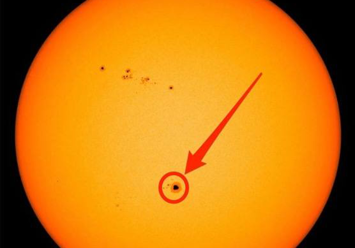Una mancha gigante en el Sol, visible sin telescopio, pone en alerta a los astrónomos