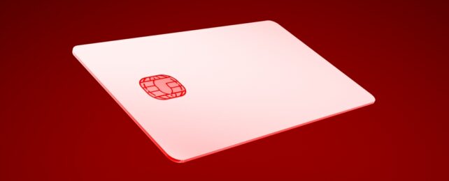 Tarjeta de crédito sobre fondo rojo.