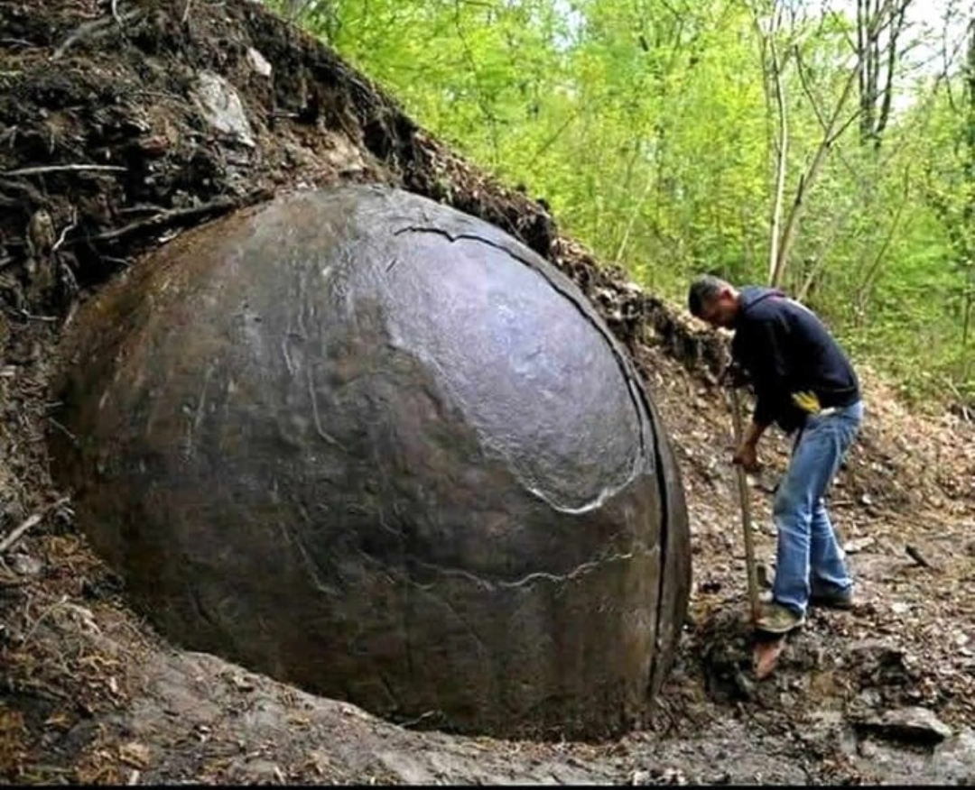 Esfera de piedra gigante de 60 toneladas descubierta en Bosnia en el año 2016