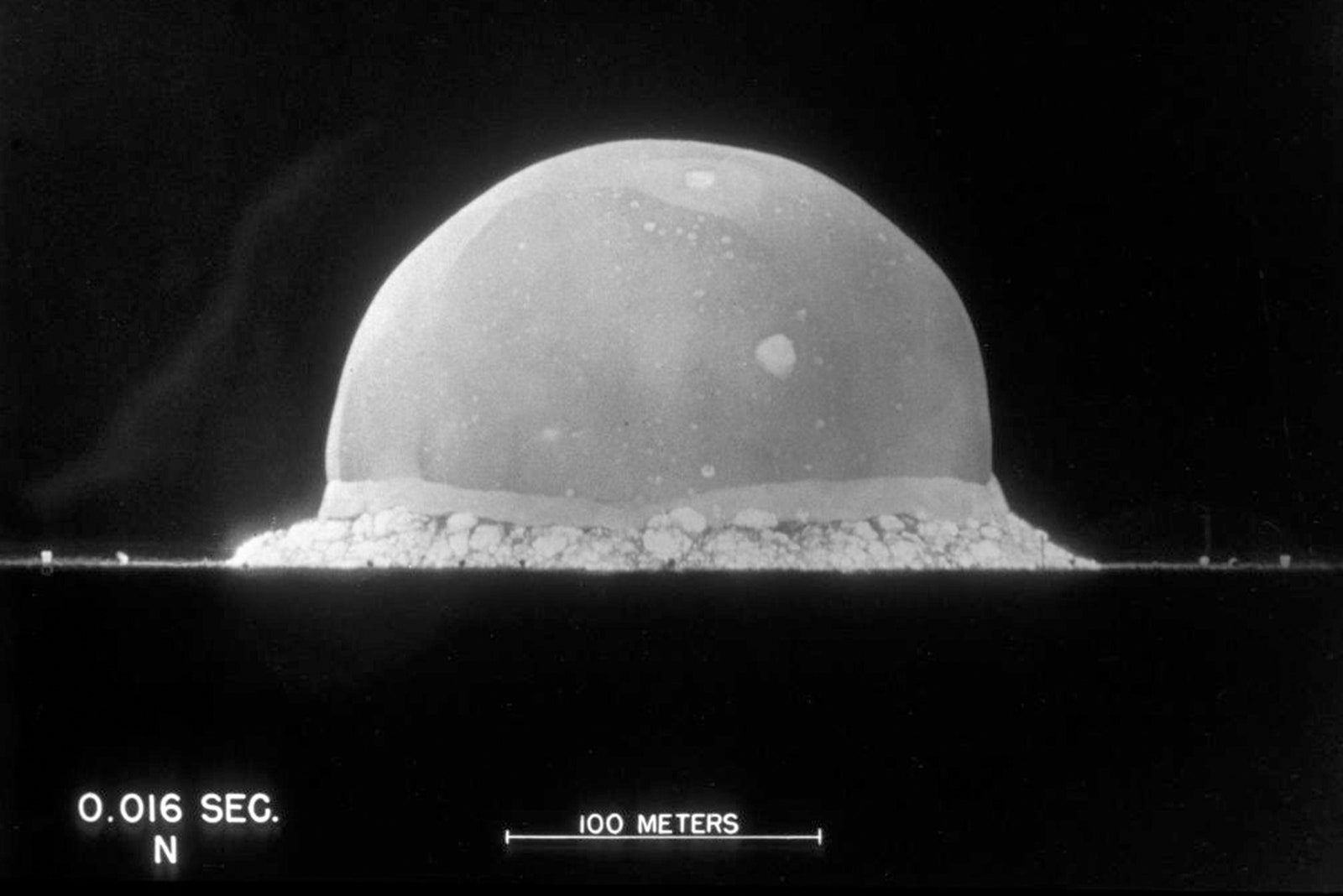 La primera detonación de un dispositivo nuclear realizada el 16 de julio de 1945 fue el resultado del Proyecto Manhattan...