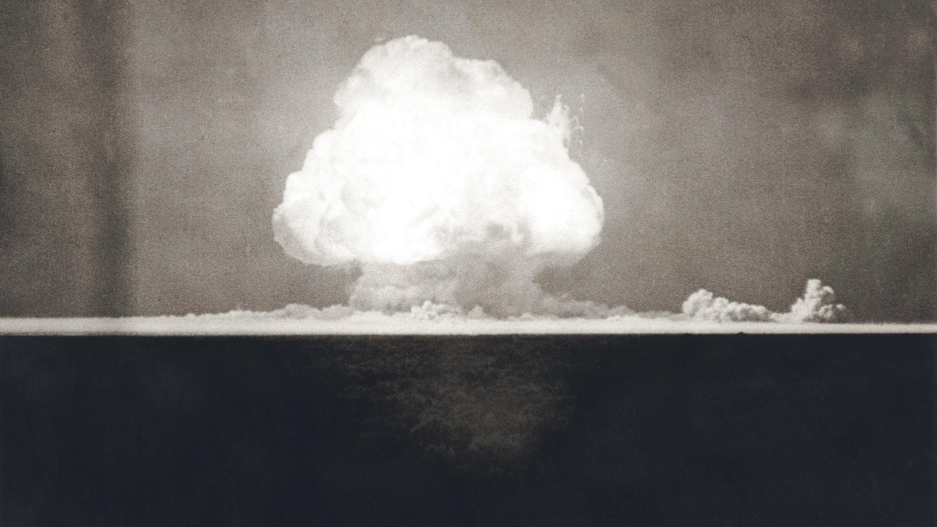 Primera explosión atómica el 16 de julio de 1945. Fotografía tomada 9 segundos después de la detonación inicial de Trinity que muestra la nube en forma de hongo. Proyecto Manhattan, Segunda Guerra Mundial. Alamogordo, Nuevo México.