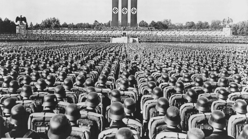 Soldados alemanes se alinean en el infame Rally de Nuremberg en septiembre de 1936.