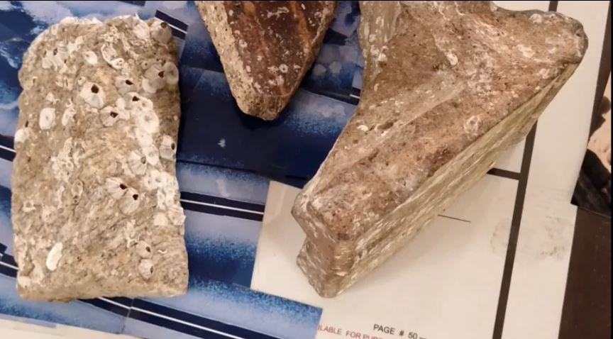 Otros científicos creen que el granito podría ser un arrecife artificial o piedras de lastre arrojadas desde barcos; sin embargo Gelé está convencido que son parte de una ciudad perdida
