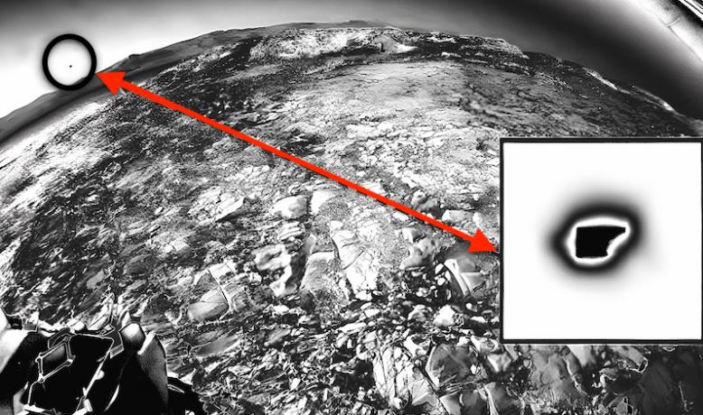 ¿Un objeto volador no identificado sobre Marte? magen negativa desaturada en color e invertida a blanco y negro que representa una estructura cubular-rectangular dentro de una esfera circundante. Fotografiada sobre el cráter Gale, Marte