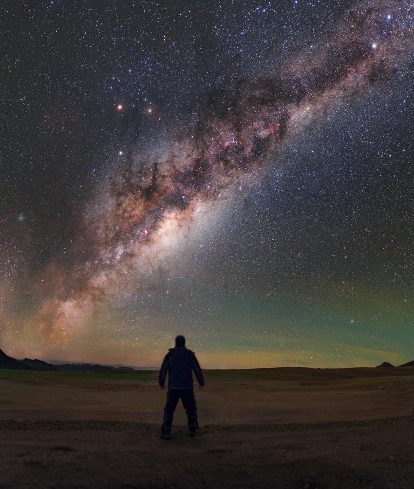 El centro de la Vía Láctea visto desde Chile. El núcleo contiene estrellas muy antiguas que se remontan a principios de la historia cósmica. Crédito: ESO/P.Horalek CC por 4.0.