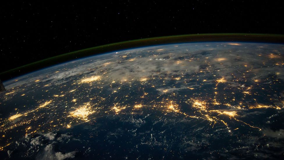 La contaminación lumínica producida por nuestras ciudades es visible desde la ISS, pero probablemente no esté lo suficientemente extendida como para atraer la atención de astrónomos extraterrestres distantes (Crédito: Nasa/JSC)